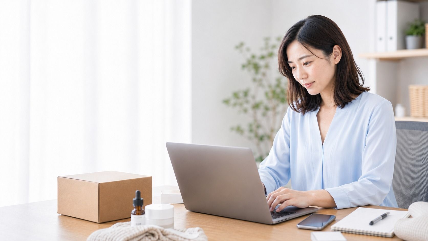 楽天ショップを運営しながらノートパソコンで作業する30代の女性EC担当者